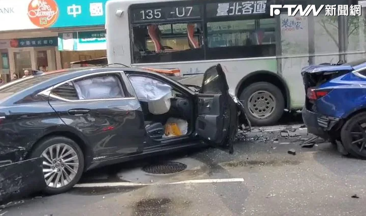 沒台灣駕照因為太難考！78歲無照老董衝撞釀8傷　妻護航「有國際駕照」's story cover image