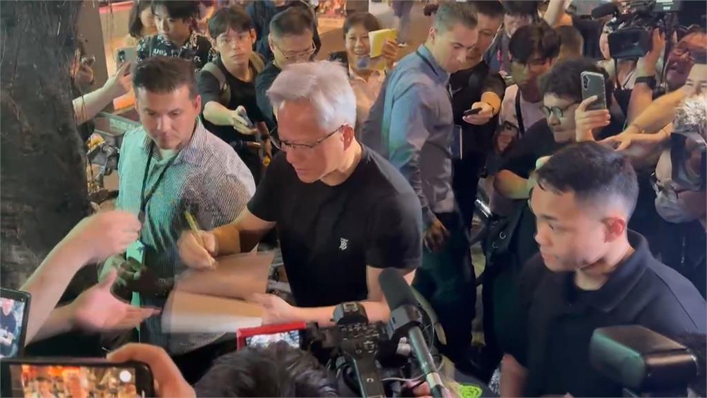 輝達車台北101前亮相! 傳黃仁勳傍晚拜會張忠謀's story cover image