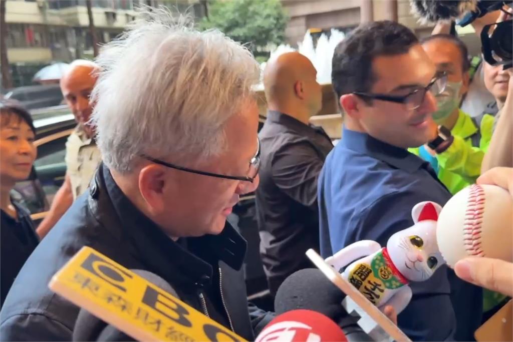 黃仁勳聽聞簽名球「每顆5千元」　幽默反應曝光了's story cover image